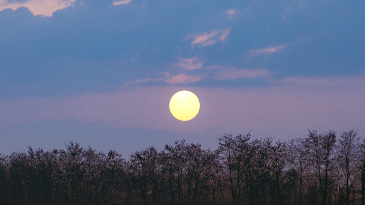 Luna Llena en Acuario: Un Baile Cósmico entre el Pasado y el Futuro – 1 de Agosto 2023